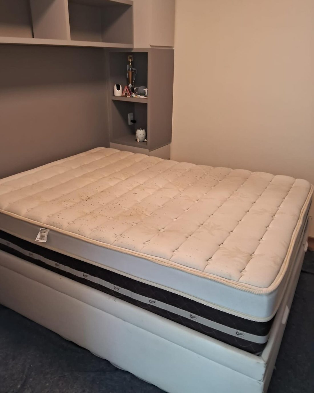 Colchão de casal durante a higienização com extração profissional